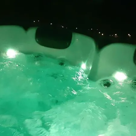Casa de Férias Jacuzzi Au Lemon Tree Et Charme Des Pierres Dorees